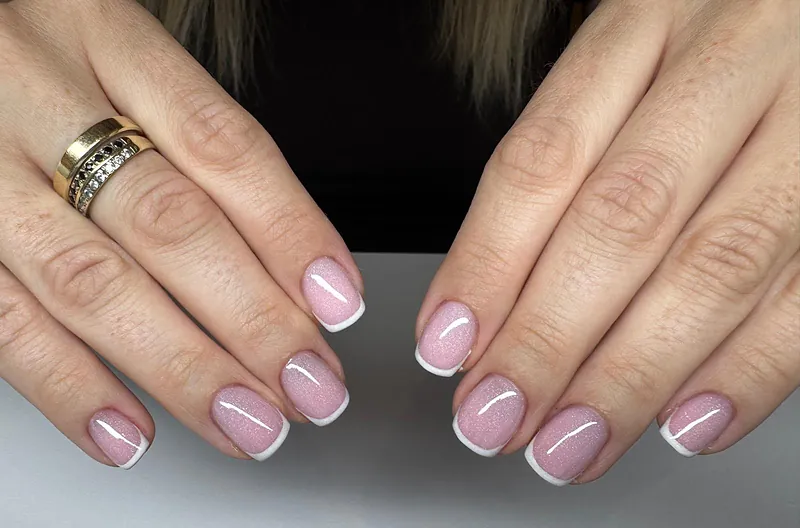 Manicure french: mleczny róż z białą końcówką na obu dłoniach