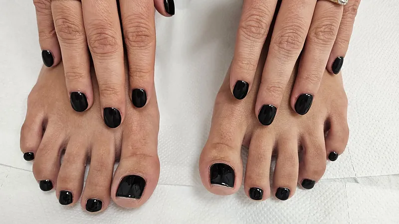 Czarny pedicure i manicure do kompletu