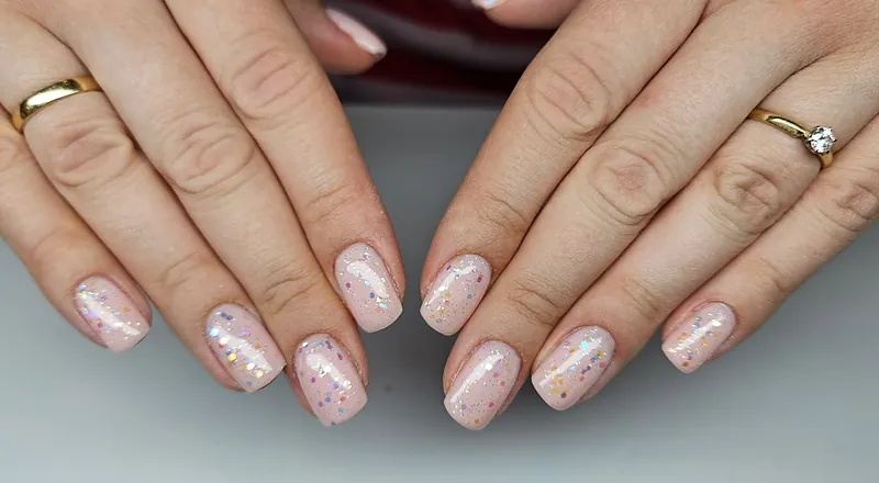 Mleczny manicure z kolorowymi drobinkami